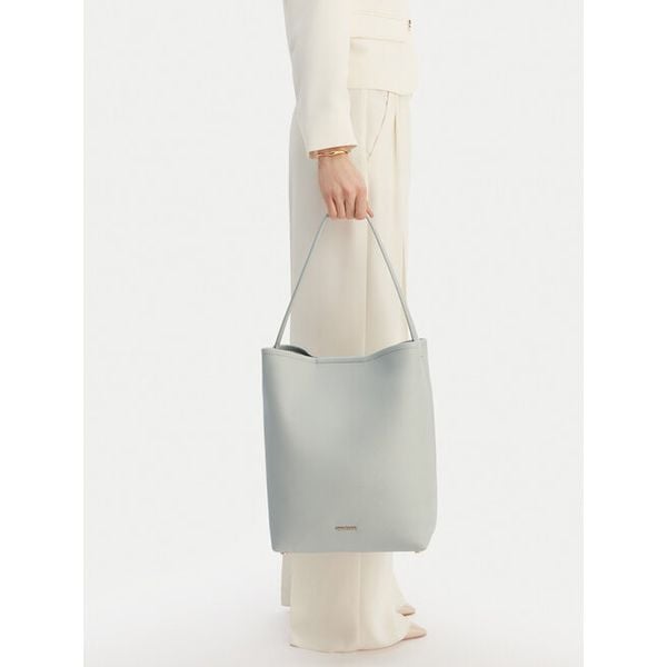 Torebka GINO ROSSI. Niebieskie torebki klasyczne damskie Gino Rossi, bez wzorów, bez dodatków. Za 229.99 zł.