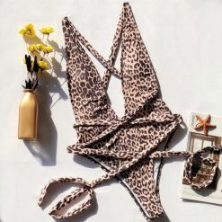 Jednoczęściowy strój kąpielowy z głębokim dekoltem Toyomi. Stroje jednoczęściowe damskie Intica, l, bez wzorów. Za 139.00 zł.