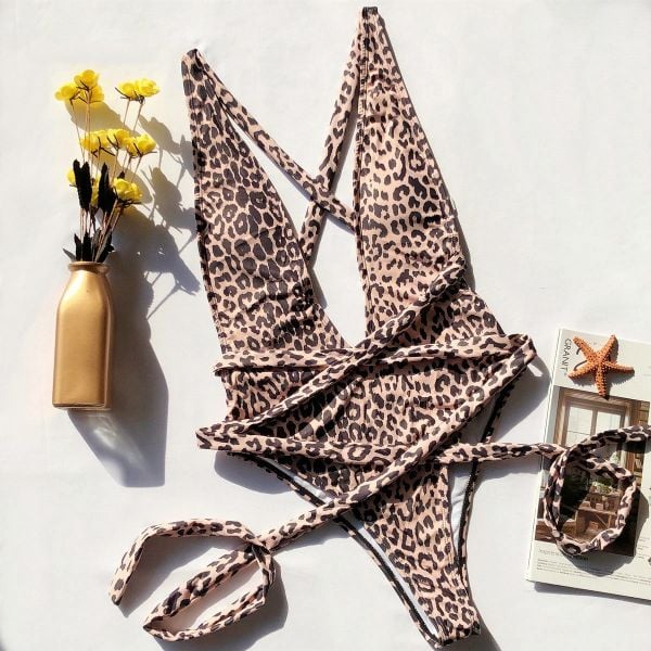 Jednoczęściowy strój kąpielowy z głębokim dekoltem Toyomi. Stroje jednoczęściowe damskie Intica, l, bez wzorów. Za 139.00 zł.