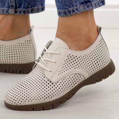 Beżowe ażurowane skórzane półbuty damskie Sergio Leone sp005. Szare półbuty damskie Sergio Leone, w ażurowe wzory, z jeansu, casualowe, z okrągłym noskiem, bez obcasa, na płaskiej podeszwie. Za 209.00 zł.