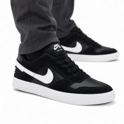 Buty męskie sportowe Nike SB DELTA FORCE VULC. Białe buty sportowe na co dzień męskie Nike, z jeansu, bez zapięcia, trekkingowe. Za 279.00 zł.