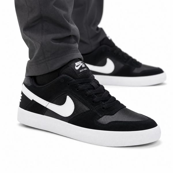 Buty męskie sportowe Nike SB DELTA FORCE VULC. Białe buty sportowe na co dzień męskie Nike, z jeansu, bez zapięcia, trekkingowe. Za 279.00 zł.