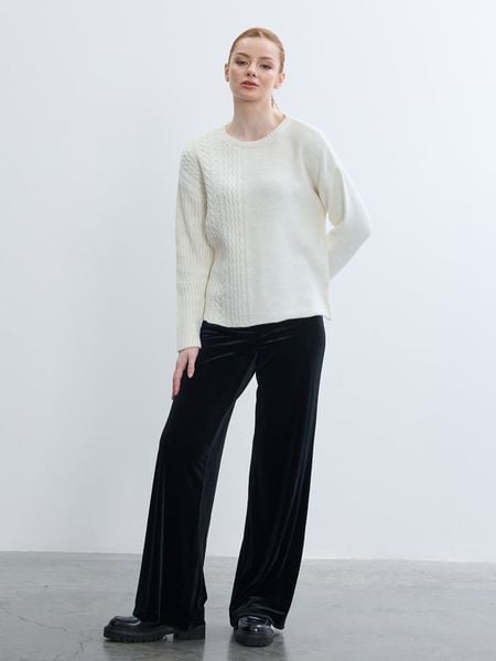 BGN Sweter w kolorze białym rozmiar: 36. Białe swetry klasyczne damskie BGN, ze splotem, bez kołnierzyka. Za 121.99 zł.