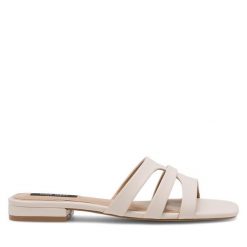 Klapki Nine West. Brązowe klapki damskie Nine West, bez wzorów, bez obcasa. Za 179.99 zł.