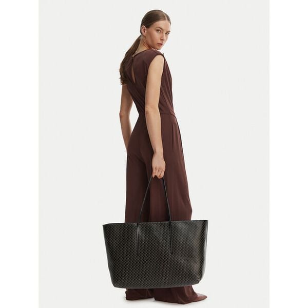 Torebka Calvin Klein. Czarne torebki klasyczne damskie CALVIN KLEIN, bez wzorów, bez dodatków. Za 428.99 zł.