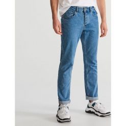 Spodnie jeansowe slim - Niebieski. Niebieskie spodnie materiałowe męskie Reserved, bez wzorów, z jeansu. Za 169.99 zł.
