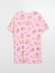 Bawełniana koszula nocna Pusheen the Cat - różowy. Czerwone koszule nocne damskie Sinsay, bez wzorów, z bawełny. Za 39.99 zł.