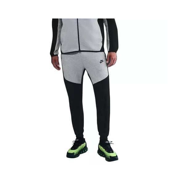 Spodnie sportowe męskie Nike HV0959011. Czarne spodnie sportowe męskie Nike, z bawełny. Za 410.45 zł.