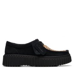 Półbuty Clarks. Brązowe półbuty damskie Clarks, bez wzorów, bez obcasa, na płaskiej podeszwie. Za 409.99 zł.