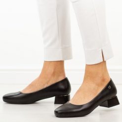 Czarne czółenka damskie na obcasie Sergio Leone Pb417. Czarne czółenka damskie Sergio Leone, bez wzorów, ze skóry, bez obcasa, na obcasie. W wyprzedaży za 148.72 zł.