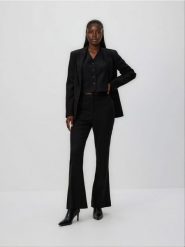 Spodnie flare w paski - czarny. Czarne spodnie materiałowe damskie Reserved, bez wzorów, z tkaniny. W wyprzedaży za 109.99 zł.