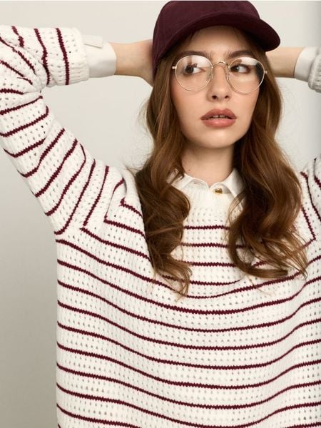 Sweter w paski z ażurowym splotem - kremowy. Białe swetry klasyczne damskie Sinsay, l, ze splotem, bez kołnierzyka. Za 49.99 zł.