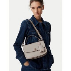 Torebka Guess. Brązowe torebki klasyczne damskie Guess, z aplikacjami, bez dodatków. Za 584.99 zł.