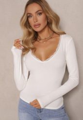 Biała Bluzka z Wiskozą Ozdobiona Koronką z Prążkowanego Materiału Vilfia. Białe bluzki damskie Renee, m, bez wzorów, z jeansu, eleganckie, bez kołnierzyka, bez ramiączek. Za 49.99 zł.