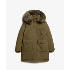 Parka z sztucznego futra damska Superdry Everest. Zielone parki damskie Superdry., na zimę, bez wzorów. W wyprzedaży za 780.95 zł.