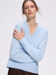 Sweter z dekoltem V - jasnoniebieski. Niebieskie swetry klasyczne damskie Reserved, l, z dzianiny, bez kołnierzyka. Za 139.99 zł.