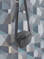 Torebka - czarny. Czarne torebki klasyczne damskie Sinsay, bez wzorów, bez dodatków. Za 25.99 zł.