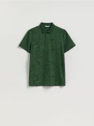 Koszulka polo ze świątecznym wzorem - morski. Zielone koszulki polo męskie Reserved, l, bez wzorów, z bawełny, bez ramiączek. W wyprzedaży za 49.99 zł.