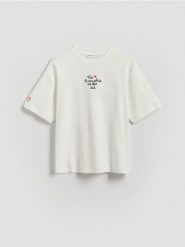 T-shirt z nadrukiem na plecach - wielobarwny. Koszulki dziewczęce Reserved, bez wzorów, z bawełny, bez ramiączek. Za 39.99 zł.