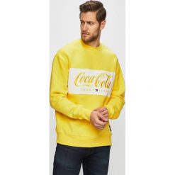 Tommy Jeans - Bluza x Coca-Cola. Niebieskie bluzy bez kaptura męskie Tommy Jeans, m, z bawełny. W wyprzedaży za 339.90 zł.