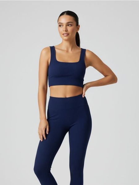 Bezszwowy top sportowy - granatowy. Niebieskie topy sportowe damskie Sinsay, l, bez wzorów, bez ramiączek. Za 22.99 zł.