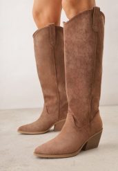 Jasnobrązowe Gładkie Kozaki Kowbojki z Imitacji Zamszu na Stożkowym Obcasie Karelia. Brązowe kozaki damskie Born2be, z materiału, z otwartym noskiem, bez obcasa, na obcasie. Za 199.99 zł.