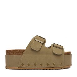 Klapki DeeZee. Brązowe klapki damskie DeeZee, bez wzorów, bez obcasa. Za 139.99 zł.