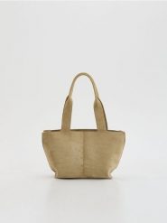 Torebka z imitacji zamszu - beżowy. Brązowe torebki klasyczne damskie Reserved, bez wzorów, ze skóry, bez dodatków. Za 119.99 zł.