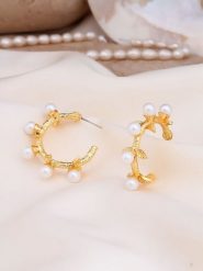 Pierres delicates Pozłacane kolczyki-półkreole z perłami syntetycznymi rozmiar: onesize. Żółte kolczyki damskie Pierres delicates, z perłą, pozłacane. Za 78.28 zł.