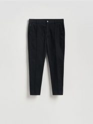 Spodnie jogger z zakładkami - czarny. Czarne spodnie materiałowe męskie Reserved, bez wzorów, z bawełny. Za 149.99 zł.