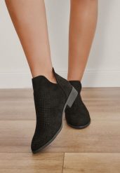 Czarne Ażurowe Botki Sztyblety z Wycięciami i Suwakiem z Tyłu ze Skórzaną Wkładką Melodisse. Czarne botki damskie Born2be, z jeansu, eleganckie, bez obcasa, na płaskiej podeszwie, bez zapięcia. Za 64.99 zł.