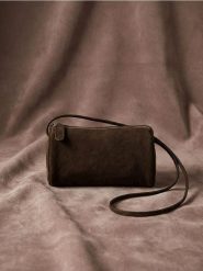 Torebka typu barrel bag z imitacji zamszu - brązowy. Brązowe torebki klasyczne damskie Sinsay, bez wzorów, bez dodatków. Za 29.99 zł.