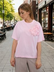 Bawełniana koszulka z aplikacją 3D - różowy. Czerwone t-shirty damskie Sinsay, l, z aplikacjami, z bawełny, bez kołnierzyka. Za 29.99 zł.