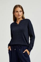 Sweter z kołnierzykiem i metaliczną nitką granatowy. Niebieskie swetry klasyczne damskie MOODO, l, z wiskozy, bez kołnierzyka. W wyprzedaży za 55.99 zł.