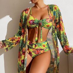 Bikini z narzutką na plażę z kwiecistym wzorem Olesya. Zielone bikini damskie Intica, bez wzorów. Za 169.00 zł.