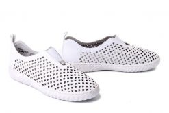 RIEKER N0965-80 white, półbuty damskie. Białe półbuty damskie Rieker, bez wzorów, z gumy, bez obcasa. Za 319.90 zł.