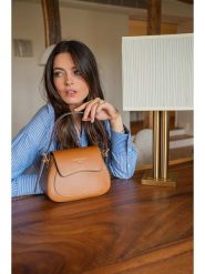 Victor & Hugo Paris Skórzana torebka "Laura" w kolorze jasnobrązowym - 23 x 18 x 9 cm rozmiar: onesize. Brązowe torebki klasyczne damskie Victor & Hugo Paris, bez wzorów, z materiału, bez dodatków. Za 295.99 zł.