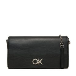 Torebka Calvin Klein. Czarne listonoszki damskie CALVIN KLEIN, bez wzorów, bez dodatków. Za 319.99 zł.
