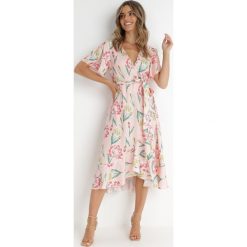Różowa Sukienka Rirra. Czerwone sukienki damskie Born2be, m, bez wzorów, bez kołnierzyka, bez ramiączek, midi, kopertowe. W wyprzedaży za 135.99 zł.