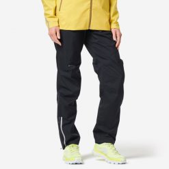 Spodnie do biegania w terenie przeciwdeszczowe damskie Kiprun Run 900 Rain. Czarne spodnie materiałowe damskie KIPRUN, bez wzorów, z elastanu, sportowe. Za 179.99 zł.