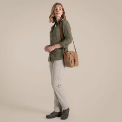 Damska koszula z długim rękawem Craghoppers NosiLife Adventure III. Zielone koszule damskie CRAGHOPPERS, bez wzorów, casualowe, bez kołnierzyka, bez ramiączek. Za 423.49 zł.