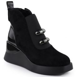 Botki damskie na koturnie czarne S.Barski MR52-106. Czarne botki damskie S.BARSKI, z zamszu, eleganckie, bez obcasa, na koturnie, bez zapięcia. Za 289.99 zł.