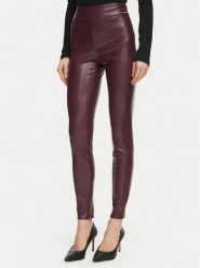 Guess Spodnie z imitacji skóry W4BB18 WGIK0 Bordowy Regular Fit. Czerwone spodnie materiałowe damskie Guess, z aplikacjami, ze skóry. Za 394.99 zł.