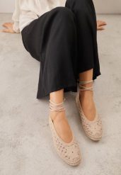 Ciemnobeżowe Boho Balerinki VICES z Szydełkową Cholewką i Wiązaniem Wokół Kostki Arriria. Brązowe baleriny damskie Renee, z aplikacjami, bez obcasa. Za 99.99 zł.