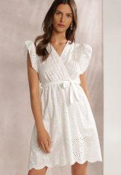 Biała Sukienka Adaelle. Białe sukienki damskie Renee, s, bez wzorów, z bawełny, boho, bez kołnierzyka, bez ramiączek, mini, kopertowe. W wyprzedaży za 90.99 zł.
