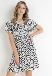 Szaro-Biała Sukienka Mini z Wiskozy z Gumką w Pasie i Kopertowym Dekoltem Karisa. Szare sukienki damskie Born2be, na wiosnę, l, bez wzorów, z wiskozy, bez kołnierzyka, bez ramiączek, mini, kopertowe. W wyprzedaży za 63.99 zł.