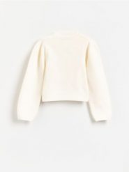 Sweter z bufiastymi rękawami - kremowy. Białe swetry klasyczne damskie Reserved, l, z dzianiny, bez kołnierzyka. Za 139.99 zł.