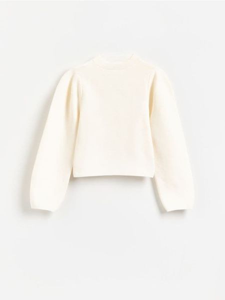 Sweter z bufiastymi rękawami - kremowy. Białe swetry klasyczne damskie Reserved, l, z dzianiny, bez kołnierzyka. Za 139.99 zł.
