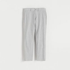 Spodnie chino slim z lnem - jasnoszary. Szare spodnie materiałowe męskie Reserved, bez wzorów, z bawełny. W wyprzedaży za 129.99 zł.