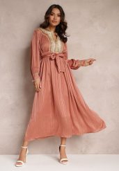 Ciemnoróżowa Metaliczna Sukienka z Ozdobnym Dekoltem i Paskiem Adyson. Czerwone sukienki damskie Renee, na lato, m, bez wzorów, z koronki, bez kołnierzyka, bez ramiączek, maxi, rozkloszowane. Za 249.99 zł.